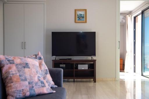 Lavish & Spacious Apt With Stunning Seaview, 10 Min Ath Airport أرتيميدا المظهر الخارجي الصورة